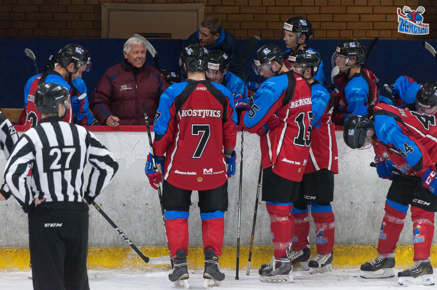 Jelgava – 11. oktobris: Zemgale/LLU galvenais treneris Haralds Vasiļjevs 30 sekunžu pārtraukumā motivē spēlētājus uz vārtu gūšanu Jelgavas ledus hallē 2017. gada 11. oktobrī.
