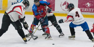 Latvijas bērnu un jauniešu čempionāta spēle starp "JLSS U18" un "Valmieras HK" Jelgavas ledus hallē Jelgavā 2018. gada 13. janvārī.