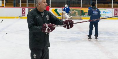Latvijas izlases galvenais treneris Bobs Hārtlijs aizvada divus treniņus ar JLSS hokejistiem un īsu semināru skolas treneriem, Jelgavas ledus hallē, 2018. gada 08. februārī.