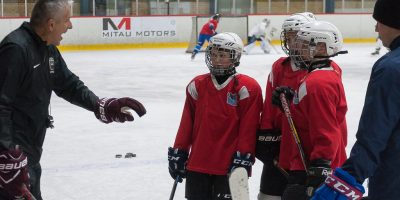 Latvijas izlases galvenais treneris Bobs Hārtlijs aizvada divus treniņus ar JLSS hokejistiem un īsu semināru skolas treneriem, Jelgavas ledus hallē, 2018. gada 08. februārī.
