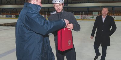 Jelgavas Sporta servisa centra direktors Juris Kaminskis un Jelgavas Ledus sporta skolas direktors Aivars Zeltiņš pavada uz Ziemas Olimpiskām spēlēm 2018 šorttrekistu Robertu Jāni Zvejnieku un viņa trenerus Jelgavas ledus hallē 2018. gada 01. februārī.