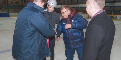Jelgavas Sporta servisa centra direktors Juris Kaminskis un Jelgavas Ledus sporta skolas direktors Aivars Zeltiņš pavada uz Ziemas Olimpiskām spēlēm 2018 šorttrekistu Robertu Jāni Zvejnieku un viņa trenerus Jelgavas ledus hallē 2018. gada 01. februārī.