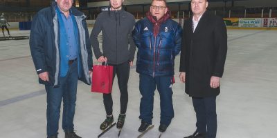 Jelgavas Sporta servisa centra direktors Juris Kaminskis un Jelgavas Ledus sporta skolas direktors Aivars Zeltiņš pavada uz Ziemas Olimpiskām spēlēm 2018 šorttrekistu Robertu Jāni Zvejnieku un viņa trenerus Jelgavas ledus hallē 2018. gada 01. februārī.