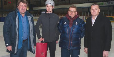 Jelgavas Sporta servisa centra direktors Juris Kaminskis un Jelgavas Ledus sporta skolas direktors Aivars Zeltiņš pavada uz Ziemas Olimpiskām spēlēm 2018 šorttrekistu Robertu Jāni Zvejnieku un viņa trenerus Jelgavas ledus hallē 2018. gada 01. februārī.