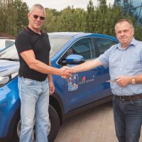 HK "Zemgale/LLU" sponsors "Mitau Motors" pēc tradīcijas, uzsākot jauno Optibet hokeja līgas sezonu, piešķir komandas galvenajam trenerim Valērijam Kuļibabam jauno "Kia" automašīnu.