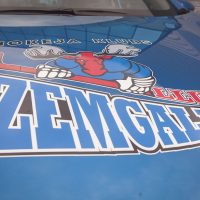 HK "Zemgale/LLU" sponsors "Mitau Motors" pēc tradīcijas, uzsākot jauno Optibet hokeja līgas sezonu, piešķir komandas galvenajam trenerim Valērijam Kuļibabam jauno "Kia" automašīnu.