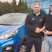 HK "Zemgale/LLU" sponsors "Mitau Motors" pēc tradīcijas, uzsākot jauno Optibet hokeja līgas sezonu, piešķir komandas galvenajam trenerim Valērijam Kuļibabam jauno "Kia" automašīnu.