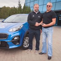 HK "Zemgale/LLU" sponsors "Mitau Motors" pēc tradīcijas, uzsākot jauno Optibet hokeja līgas sezonu, piešķir komandas galvenajam trenerim Valērijam Kuļibabam jauno "Kia" automašīnu.