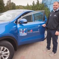 HK "Zemgale/LLU" sponsors "Mitau Motors" pēc tradīcijas, uzsākot jauno Optibet hokeja līgas sezonu, piešķir komandas galvenajam trenerim Valērijam Kuļibabam jauno "Kia" automašīnu.