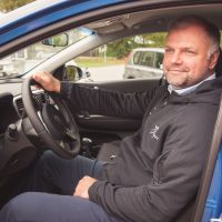 HK "Zemgale/LLU" sponsors "Mitau Motors" pēc tradīcijas, uzsākot jauno Optibet hokeja līgas sezonu, piešķir komandas galvenajam trenerim Valērijam Kuļibabam jauno "Kia" automašīnu.