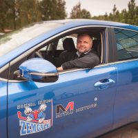 HK "Zemgale/LLU" sponsors "Mitau Motors" pēc tradīcijas, uzsākot jauno Optibet hokeja līgas sezonu, piešķir komandas galvenajam trenerim Valērijam Kuļibabam jauno "Kia" automašīnu.