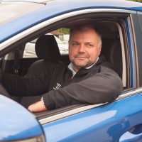 HK "Zemgale/LLU" sponsors "Mitau Motors" pēc tradīcijas, uzsākot jauno Optibet hokeja līgas sezonu, piešķir komandas galvenajam trenerim Valērijam Kuļibabam jauno "Kia" automašīnu.