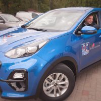 HK "Zemgale/LLU" sponsors "Mitau Motors" pēc tradīcijas, uzsākot jauno Optibet hokeja līgas sezonu, piešķir komandas galvenajam trenerim Valērijam Kuļibabam jauno "Kia" automašīnu.