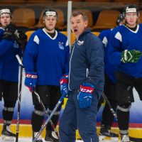 Krievijas hokeja izlases galvenais treneris Oļegs Znaroks, aizvada treniņu ar HK "Zemgale/LLU" spēlētājiem Jelgavas ledus hallē, 2018. gada 19. oktobrī.