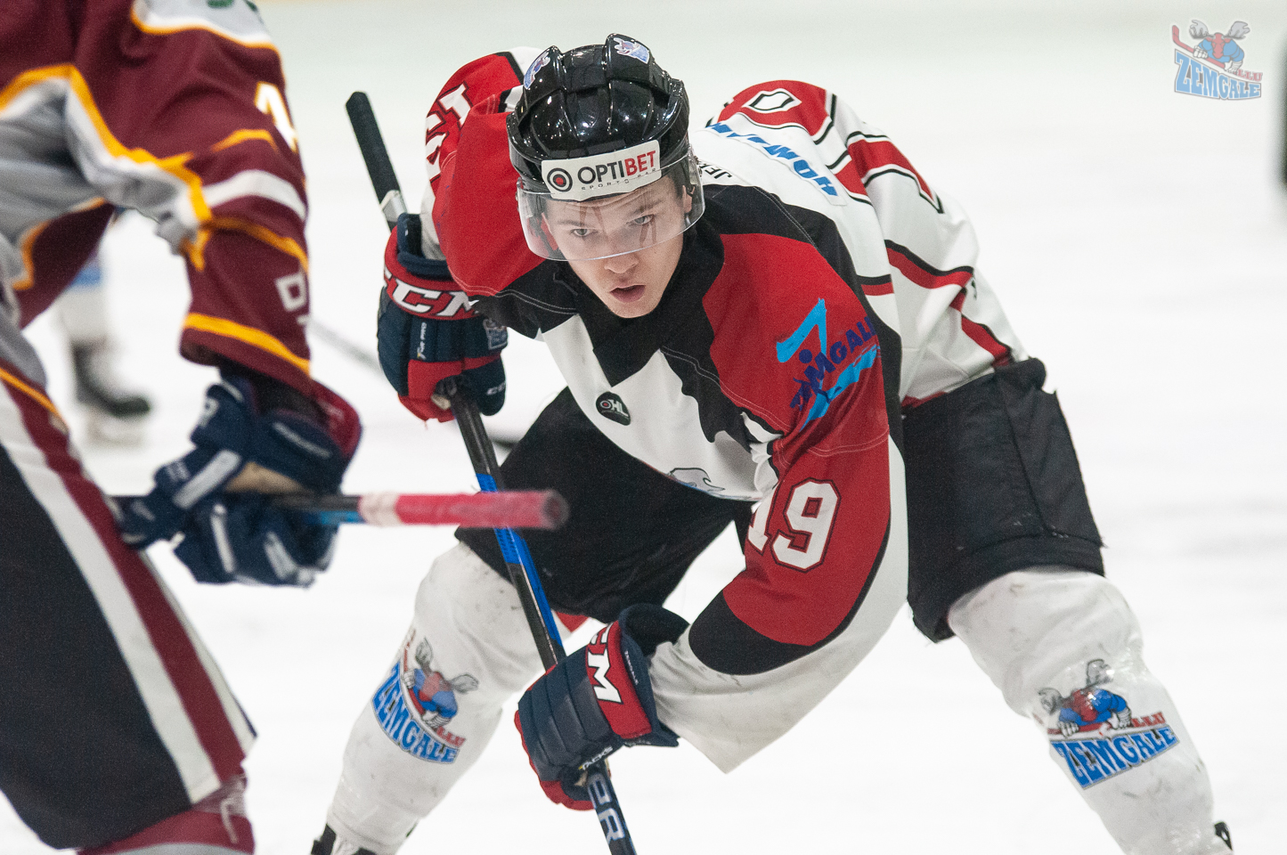 Hokejists Artūrs Homjakovs iemetiena pozīcijā