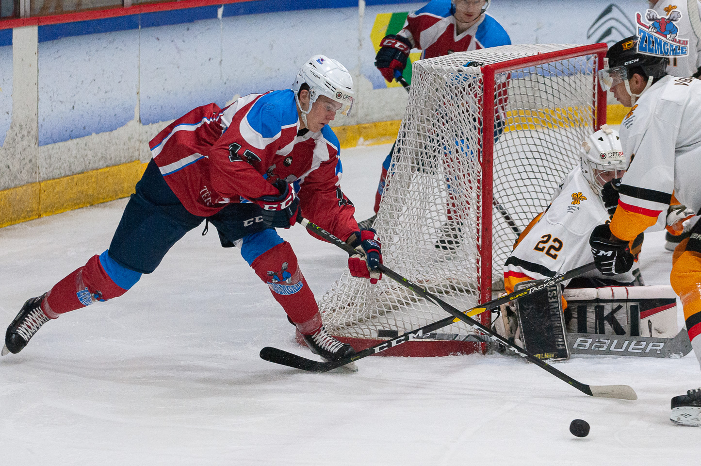 Hokejisti cīnās par ripu vārtu un vārtsarga priekšā