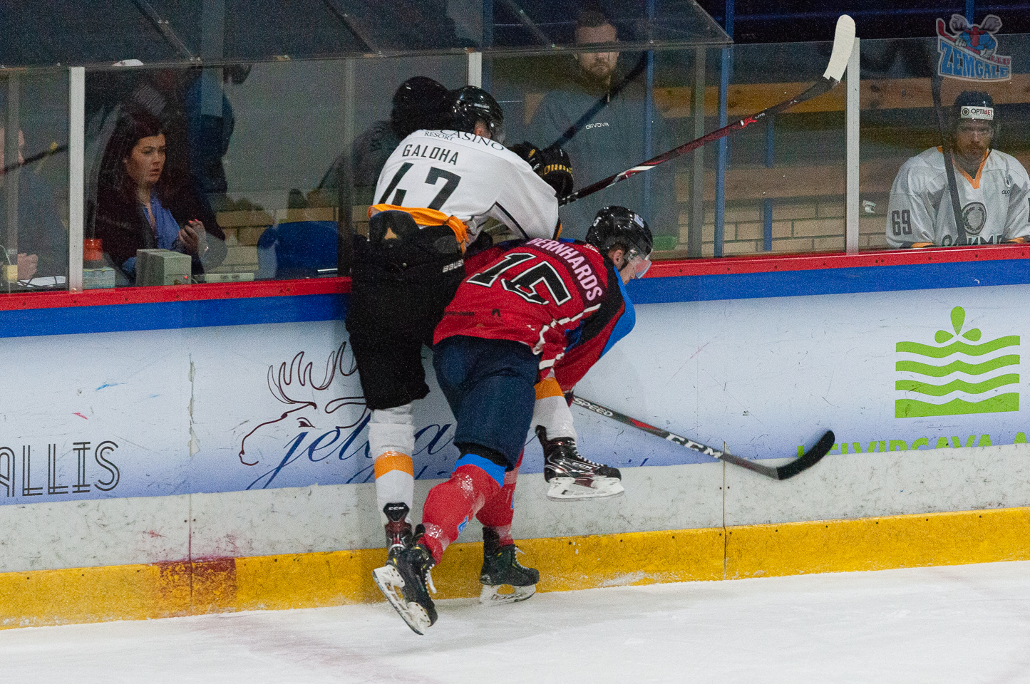 Zemgale/LLU - Olimo 30.10.2019. Uzbrucēja Ričarda Bernharda spēka paņēmiens pret Olimp hokejistu