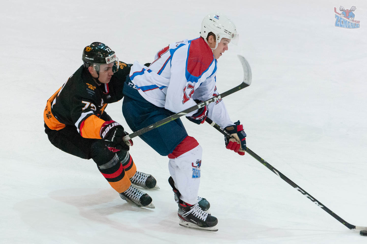 Hokejists ar korpusu piesedz ripu no pretinieka