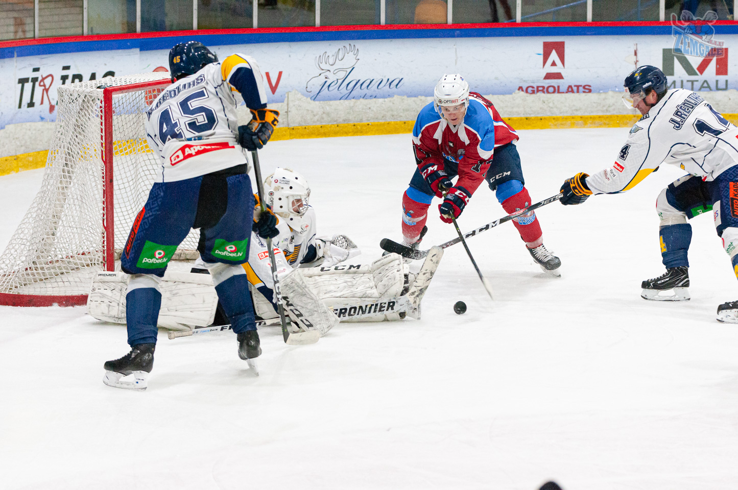 Cīņa par ripas kontrolo vārtu priekšā