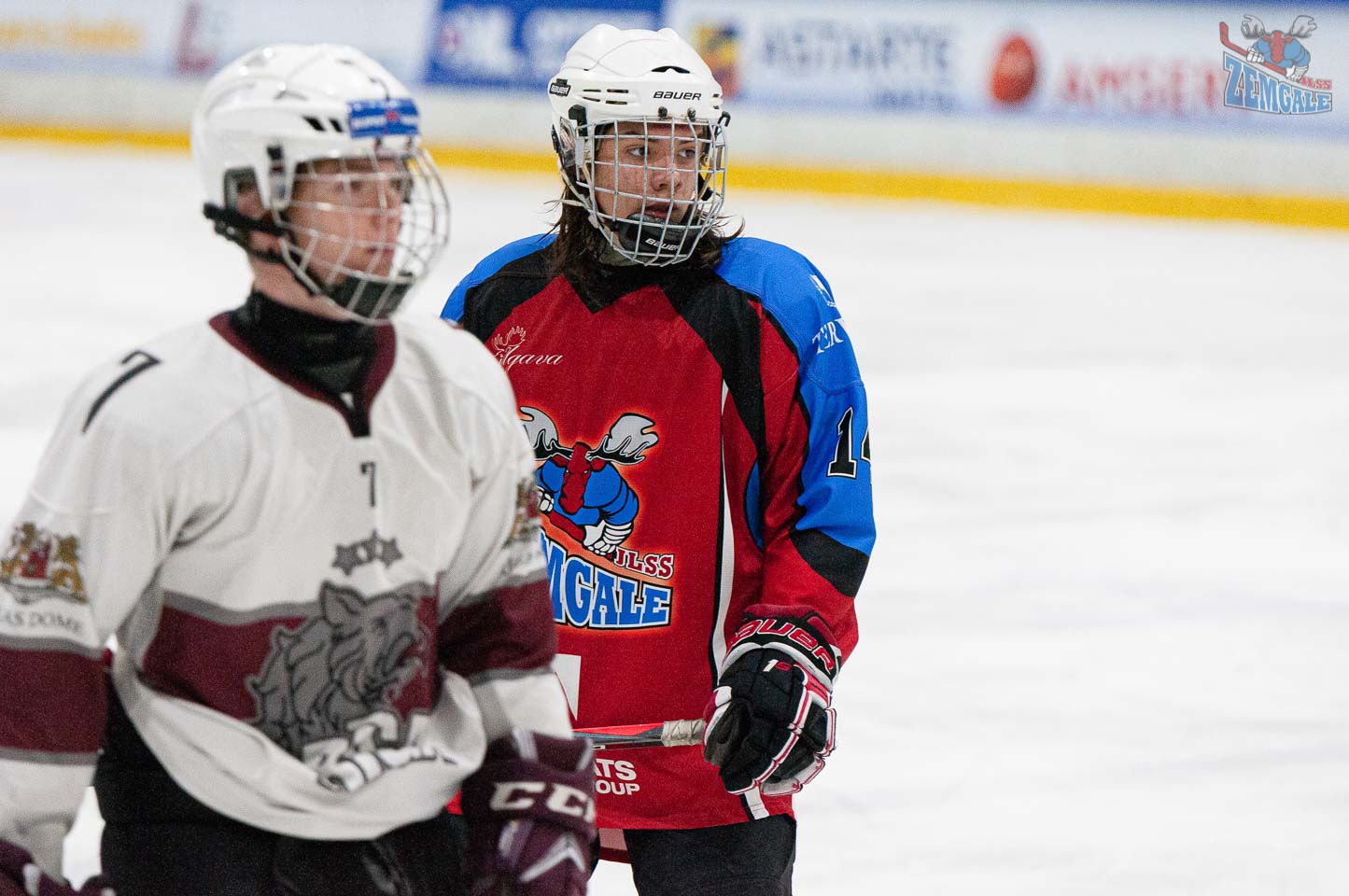 Divis hokejist ķiverēs ar restēm