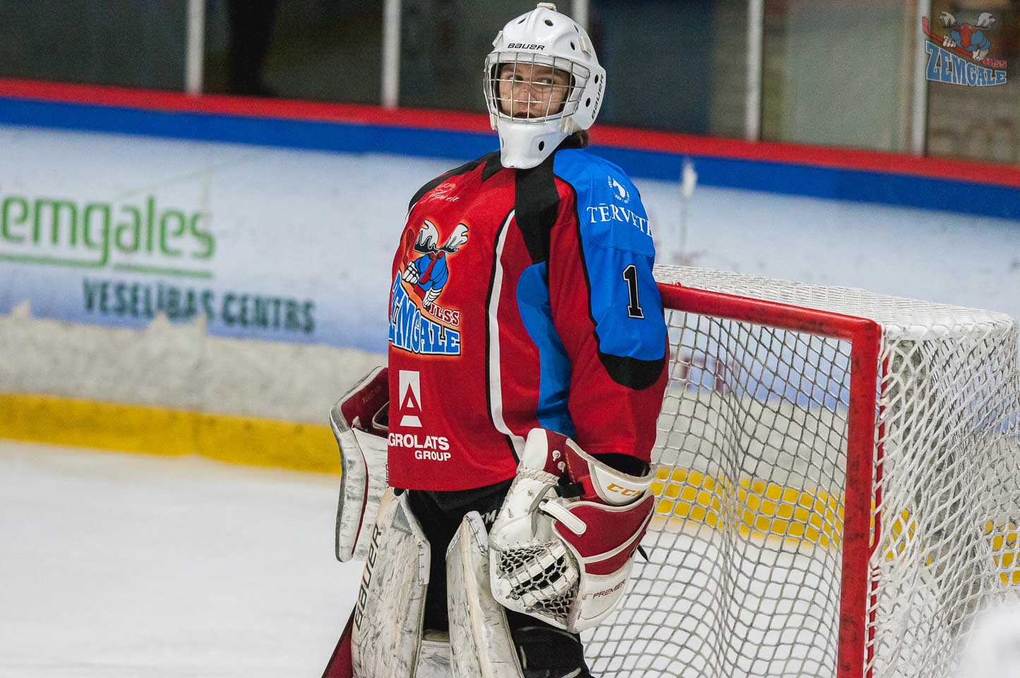 Hokeja vārtsargs vārtos vēro uz laukuma notiekošo